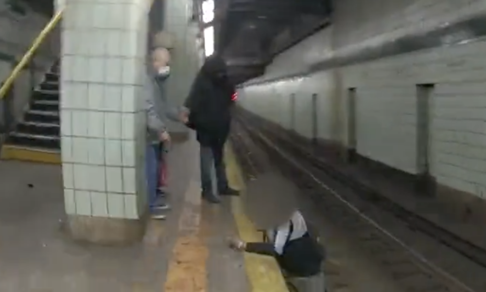 Nypd Officers Help Pull Fallen Straphanger From Subway Tracks Body Cams 4402